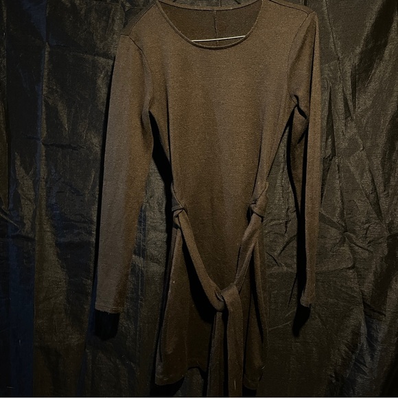 4 / 40$ Dynamite Black Long Sleeve Dress - Picture 2 of 3